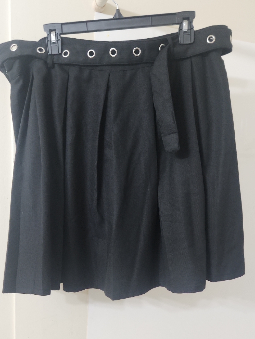 Black Pleated Skirt With Grommet Belt Plus Size 1 - Picture 2 of 2